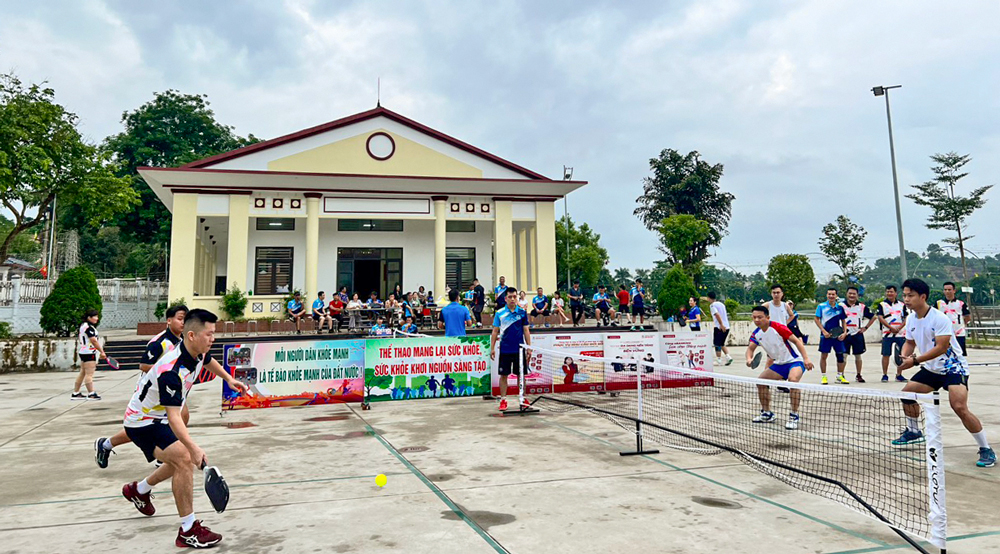 Pickleball đang trở thành môn thể thao hấp dẫn thu hút đông đảo người dân Yên Bái tham gia tập luyện thường xuyên.