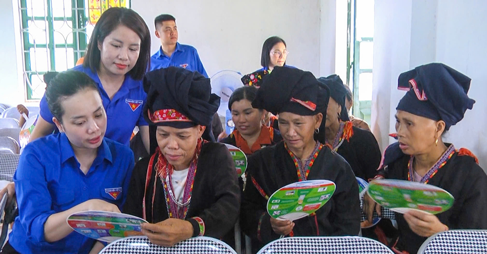 Tuổi trẻ ngành điện tuyên truyền, hướng dẫn người dân xã Nậm Mười, huyện Văn Chấn sử dụng điện an toàn, tiết kiệm và hiệu quả.