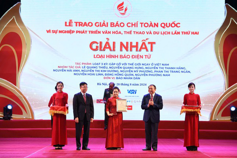 Giải Nhất loại hình báo điện tử được trao cho loạt bài Gặp gỡ với thế giới ngay ở Việt Nam của báo Nhân dân.