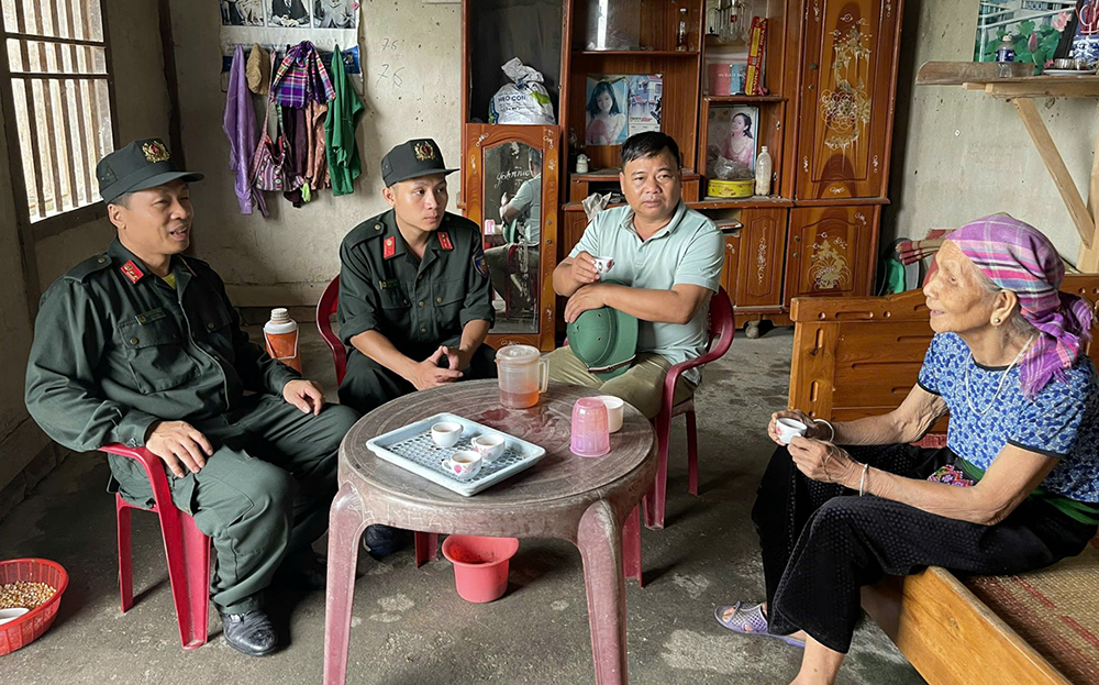 Cán bộ, chiến sĩ Phòng Cảnh sát cơ động, Công an tỉnh Yên Bái thăm hỏi gia đình có hoàn cảnh khó khăn thôn Bản Tạo, xã Đồng Khê, huyện Văn Chấn.