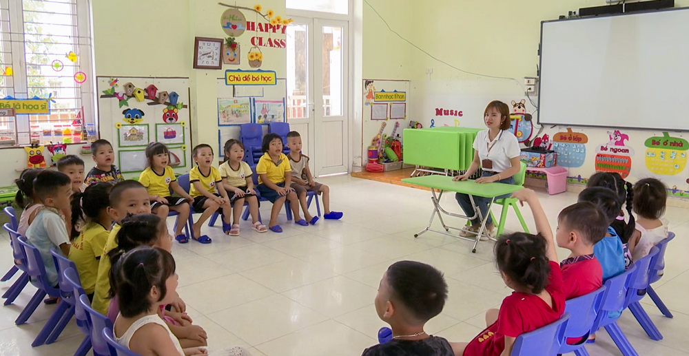 Cô và các bé Trường mầm non Hoa Huệ, phường Hợp Minh trong ngày tựu trường, chuẩn bị đón khai giảng năm học mới.