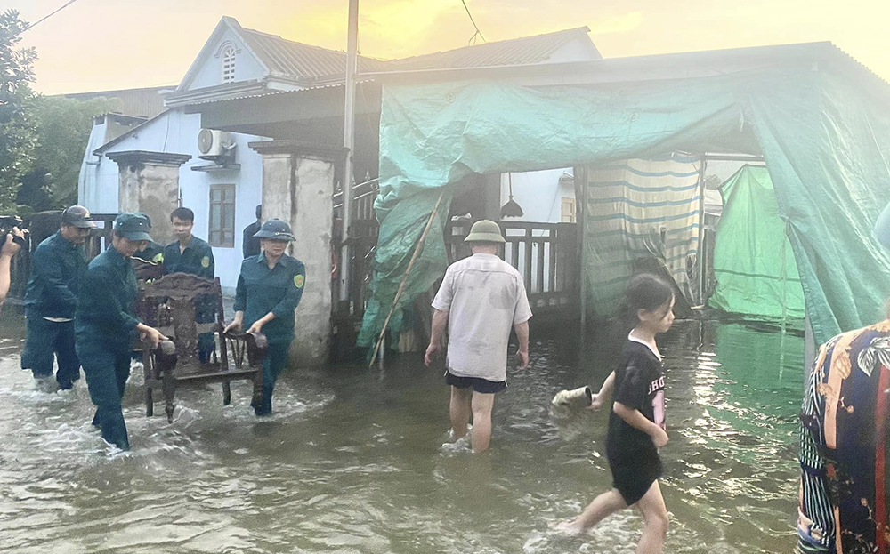 Lực lượng dân quân hỗ trợ người dân bị ảnh hưởng di chuyển tài sản đến nơi an toàn
