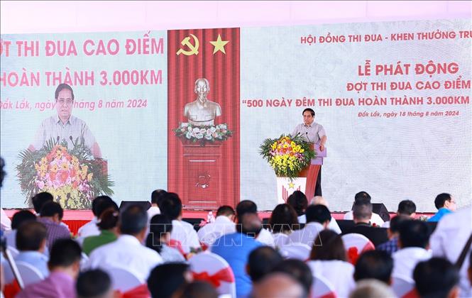 Thủ tướng Phạm Minh Chính phát động đợt thi đua cao điểm “500 ngày đêm thi đua hoàn thành 3.000 km đường bộ cao tốc”.