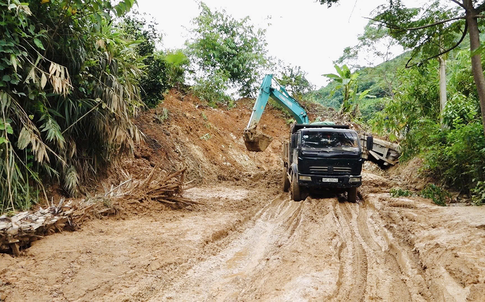 Đường tỉnh 164 tắc hoàn toàn do 5.000m3 đất đá sạt xuống, đang được 
Công ty quản lý xây dựng đường bộ 2 khắc phục để có thể thông đường vào ngày 22/8