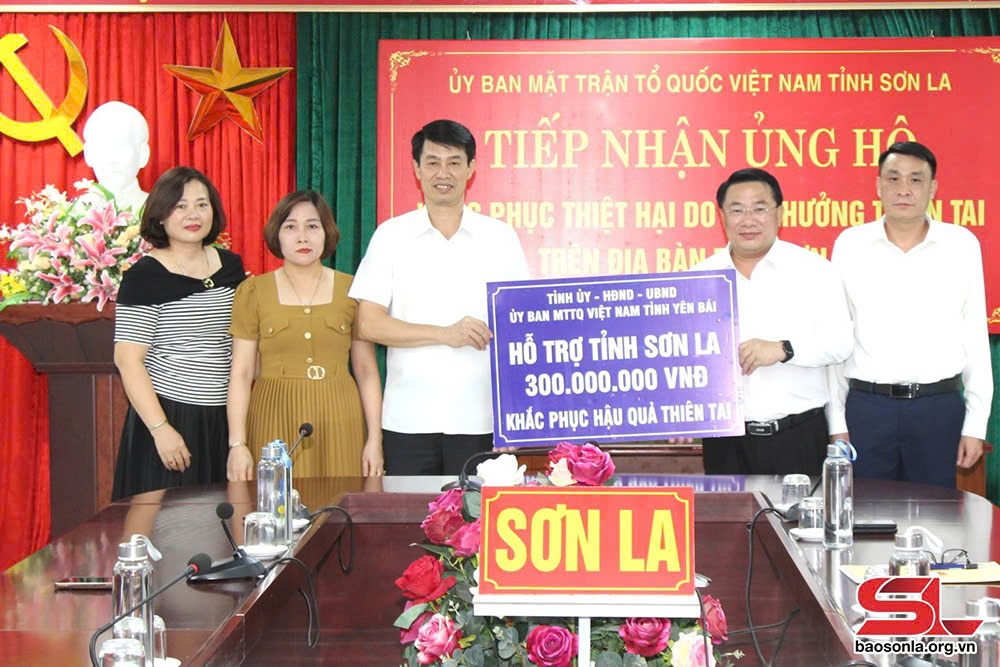 Lãnh đạo Ủy ban MTTQ Việt Nam tỉnh Yên Bái trao tiền ủng hộ cho Ủy ban MTTQ Việt Nam tỉnh Sơn La