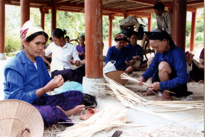 Hội viên phụ nữ Mai Sơn học nghề mây tre đan.
