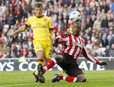 Andrey Arshavin (trái, Arsenal) đi bóng trước sự truy cản của trung vệ Titus Bramble (Sunderland).