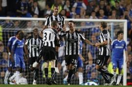 Các cầu thủ Newcastle ăn mừng bàn thắng.