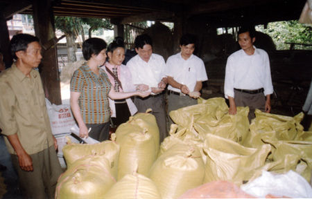 Đoàn công tác của HĐND tỉnh Yên Bái, của thị xã Nghĩa Lộ thăm một gia đình sản xuất, kinh doanh giỏi ở phường Tân An.