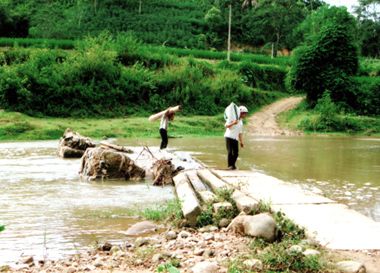 Cầu sập, người dân chỉ còn cách lội qua suối.