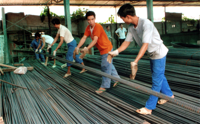 Công ty TNHH Hòa Bình quan tâm chăm lo bảo vệ quyền lợi người lao động. (Ảnh: Quang Thiều)