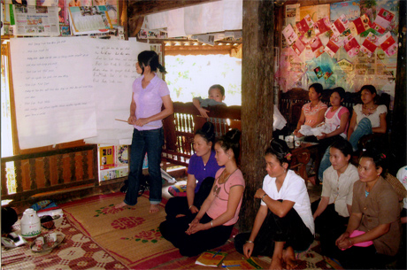 Tuyên truyền nhóm phòng chống bạo lực gia đình của hội viên phụ nữ thị xã Nghĩa Lộ. Ảnh minh họa (Quỳnh Nga)