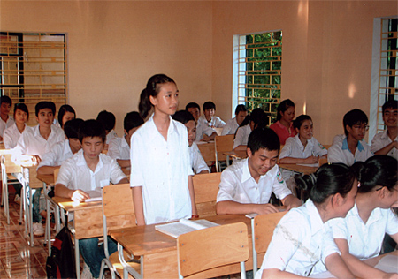 Nguyễn Thuỳ Trang luôn hăng hái phát biểu xây dựng ý kiến trong giờ học.