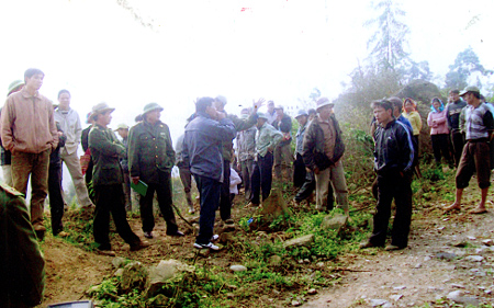 Hàng chục hộ dân thôn Chiềng Pằn tranh chấp gay gắt với cán bộ kiểm lâm Văn Yên tại phần đất họ đang canh tác.