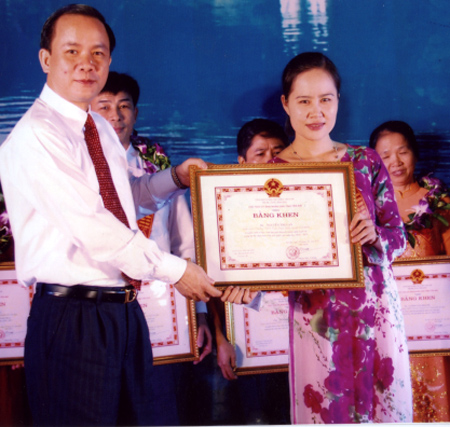 Đồng chí Tạ Văn Long - Phó chủ tịch UBND tỉnh trao tặng bằng khen cho cô giáo Nguyễn Thị Lan vì đã có thành tích trong năm học 2010 - 2011.
