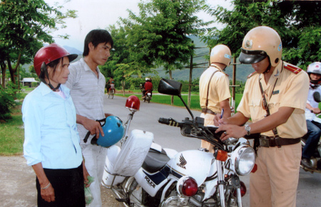 Cảnh sát giao thông là lực lượng chính giữ gìn trật tự ATGT ở các địa phương.
(Ảnh: Huy Văn)