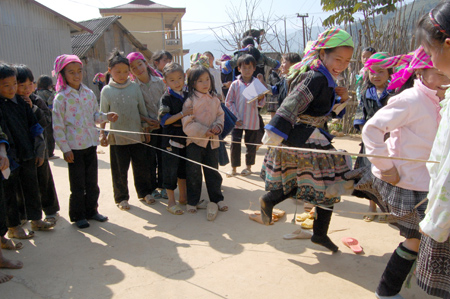 Trẻ em vùng cao vui chơi các trò chơi dân gian trong ngày lễ hội đầu xuân. (Ảnh: Thanh Chi)