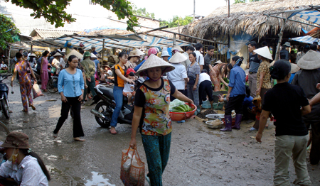 Làm gì để có văn hóa khi tham gia giao thông ở những nơi được gọi là chợ ở thành phố Yên Bái. Ảnh chỉ mang tính minh họa