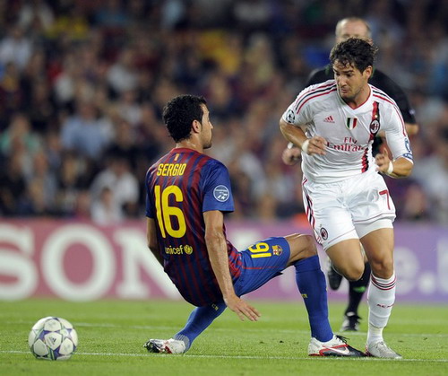 Pato (7) thoát qua Busquets từ giữa sân...