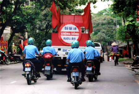 Lực lượng thanh tra giao thông ra quân hưởng ứng Tháng ATGT.
(Ảnh: Văn Thông)