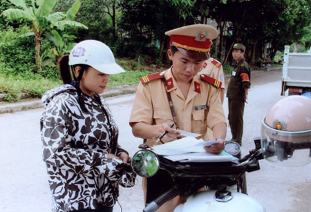 Cảnh sát giao thông huyện Trấn Yên lập biên bản xử lý người vi phạm ATGT đường bộ.