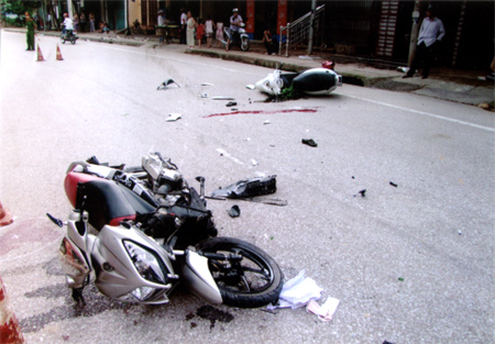 Hiện trường một vụ TNGT trên đường Đinh tiên Hoàng (thành phố Yên Bái) khiến một người tử vong.