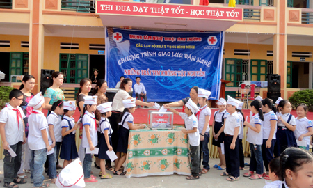 Cô và trò Trường Tiểu học Nguyễn Trãi, thành phố Yên Bái quyên góp, ủng hộ người khuyết tật CLB Khát vọng Bình Minh.