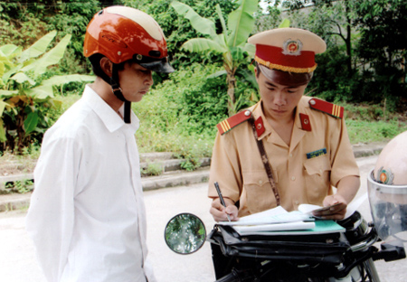 Cảnh sát giao thông Công an huyện Trấn Yên xử lý người vi phạm trật tự  an toàn giao thông.
