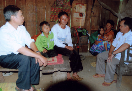 Anh Sùng A Chống (người ngồi giữa) ở thôn Ba Cầu, xã Suối Bu là hộ nghèo có 4 con đang đi học nhưng gia đình anh vẫn chưa được hỗ trợ tiền làm nhà ở.

