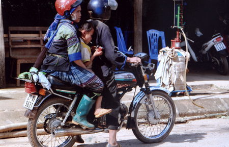 Người Mông ở vùng cao Mù Cang Chải chấp hành nghiêm việc đội mũ bảo hiểm khi tham gia giao thông.
(Ảnh: H.N)