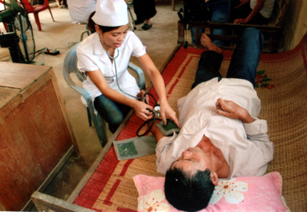Cán bộ y, bác sĩ khám chữa bệnh cho các bệnh nhân tại Trại phong.