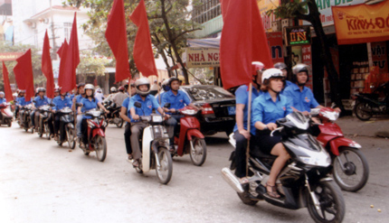 Đông đảo đoàn viên thanh niên trong thành phố Yên Bái tham gia diễu hành tại Lễ phát động tháng ATGT năm 2011.