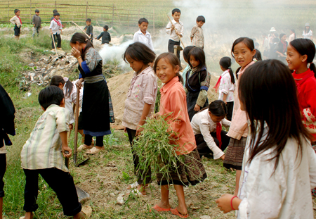 Học sinh Trường tiểu học Chế Cu Nha vệ sinh trường lớp. Ảnh minh họa