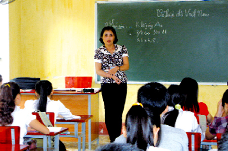 Cô giáo Nguyễn Thị Hương trong giờ lên lớp.

