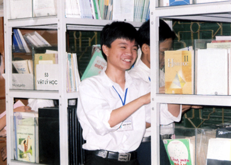 Học sinh Trường THPT Chuyên Nguyễn Tất Thành bước vào năm học mới.