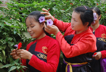 Làm duyên. (Ảnh: Thanh Chi)