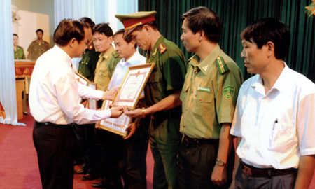 Đồng chí Tạ Văn Long - Phó chủ tịch UBND tỉnh, trao bằng khen của UBND tỉnh cho các tập thể vì có thành tích xuất sắc trong 10 năm thực hiện Luật PCCC.