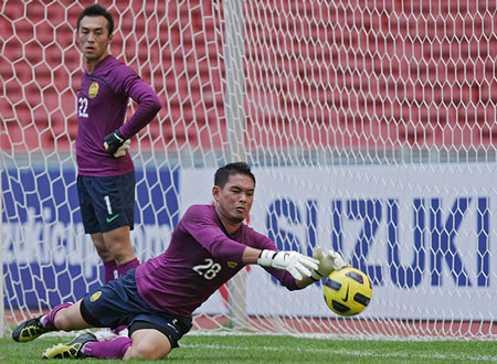 Sharbinee Allawee Ramli (phải) tập luyện cùng thủ thành số 1 tuyển Malaysia Khairul Fahmi ở Suzuki Cup 2010