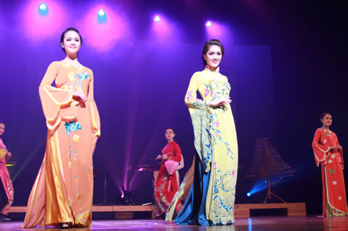 Màn biểu diễn áo dài Việt Nam.