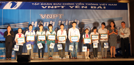 VNPT Yên Bái trao 20 suất học bổng trị giá mỗi suất 500.000 đồng.