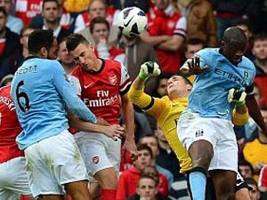 Lescott ghi bàn cho Manchester City.