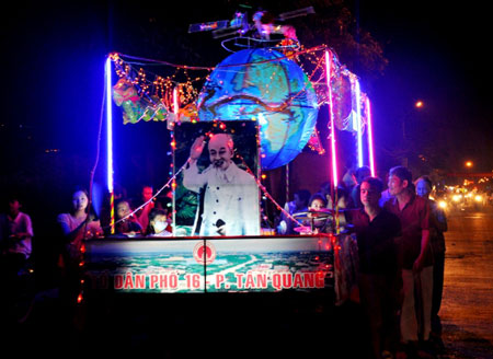 Tuyên Quang: Mãn nhãn với lễ rước đèn Trung thu “có một không hai”