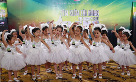 Ngày 24/9, vòng casting 'Tìm kiếm tài năng Việt' tại Hà Nội thu hút lượng lớn thiếu nhi, thiếu niên tham gia.