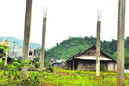 Mặc dù được đưa vào sử dụng từ năm 2009 nhưng khu tái định cư 1 xã Lâm Giang, huyện Văn Yên vẫn còn nhiều hộ chưa chuyển đến.
