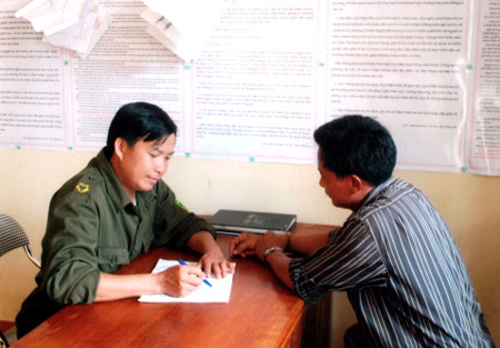 Công an xã Lang Thíp, huyện Văn Yên tăng cường kiểm tra các đối tượng tạm trú, tạm vắng nhằm giảm thiểu tệ nạn xã hội xảy  ra trên địa bàn.
