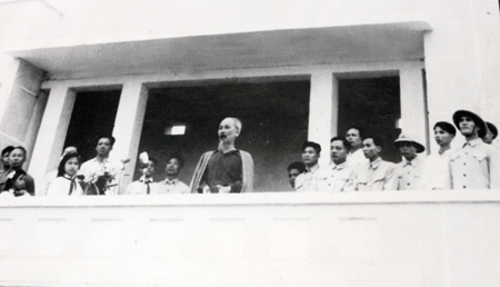 Ảnh Bác Hồ lên thăm và nói chuyện với nhân dân tỉnh Yên Bái ngày 25/9/1958.
