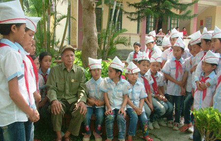 Học sinh Trường Tiểu học xã Đại Lịch (Văn Chấn) nghe kể chuyện truyền thống.