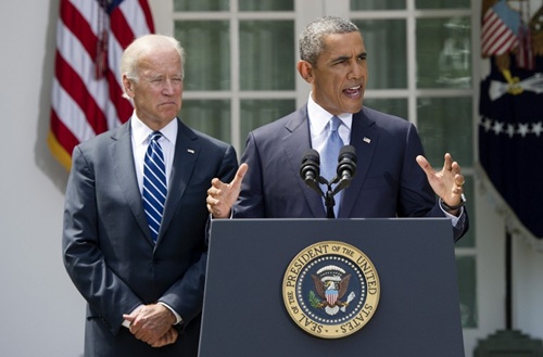 Tổng thống Mỹ Barack Obama hôm qua phát biểu tại Nhà Trắng. Bên trái là Phó tổng thống Joe Biden. Ảnh: AFP