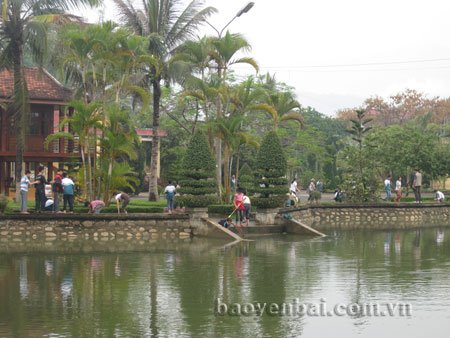 Các em thiếu nhi lao động vệ sinh tại Khu tưởng niệm Chủ tịch Hồ Chí Minh thị xã Nghĩa Lộ