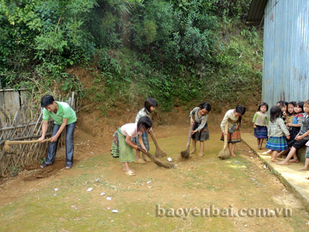 Thầy và trò điểm trường Suối Giao vệ sinh khu vực lớp học chuẩn bị cho năm học mới.